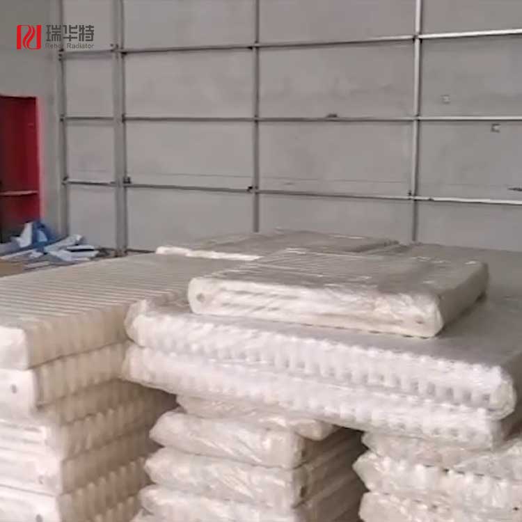 白色鋼制暖氣片運(yùn)輸?shù)绞┕すさ匾曨l